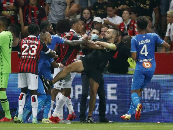 Los hinchas que invadieron el Niza-Marsella se arriesgan a 3 años de cárcel