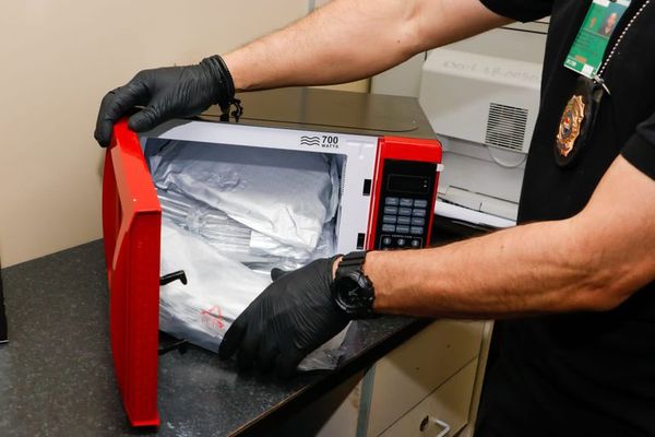 Hachís en microondas: detectan “narcoencomienda” en el aeropuerto - Nacionales - ABC Color