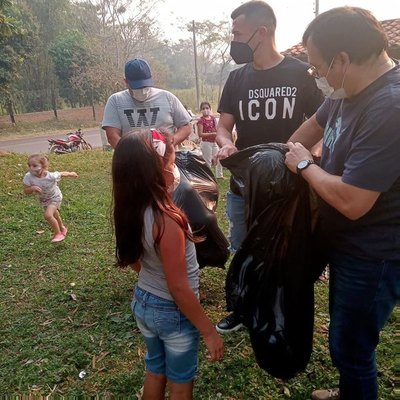 Crónica / CON LA SOLIDARIDAD SI SE JUEGA: Goleador repartió juguetes a los peques de su barrio