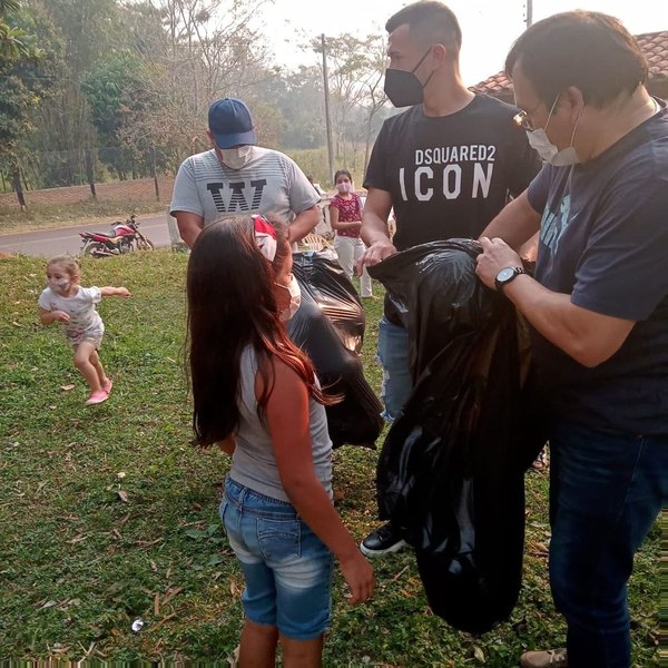 Crónica / CON LA SOLIDARIDAD SI SE JUEGA: Goleador repartió juguetes a los peques de su barrio