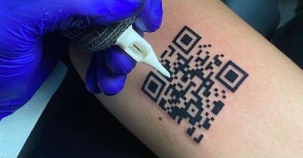 Joven italiano se tatúa su pasaporte sanitario en el brazo - SNT