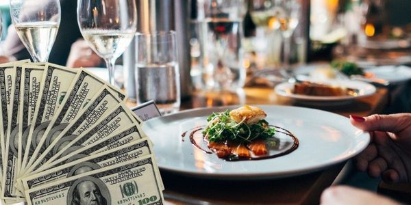 ¡Una gran sorpresa! Un cliente paga 144 dólares en restaurante y deja 10.000 de propina