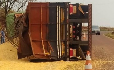Camión volcó en pronunciada curva en San Alberto