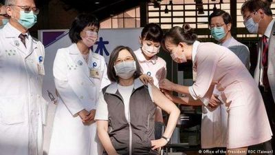 Presidenta de Taiwán recibe vacuna de fabricación nacional