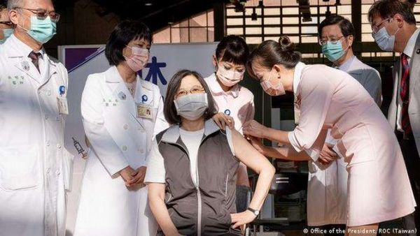 Presidenta de Taiwán recibe vacuna de fabricación nacional