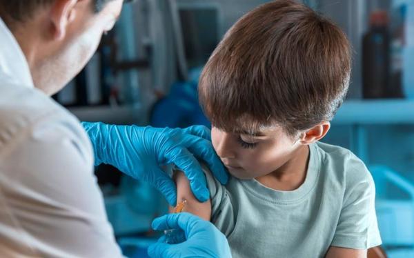 Pediatras europeos instan a vacunar contra la COVID-19 a niños y adolescentes