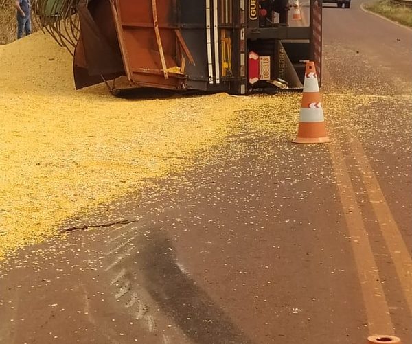 Camión con granos de maíz vuelca en San Alberto