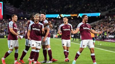 West Ham golea y alcanza el liderato