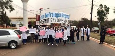 Médicos del Alto Paraná marchan para exigir mejores condiciones laborales y reajuste salarial - ABC en el Este - ABC Color
