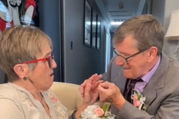 ¡Como de película! Cada semana le pide matrimonio a su esposa con Alzheimer