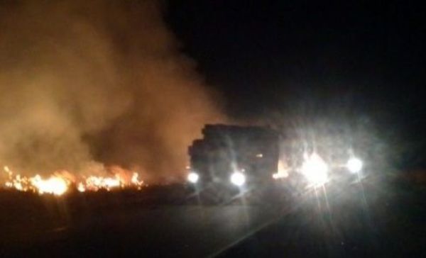 Peligroso incendio de pastizal se registra en el acceso Carapeguá-Acahay - Nacionales - ABC Color