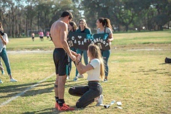 Crónica / Yiyi le pidió casorio a su novio en la cancha