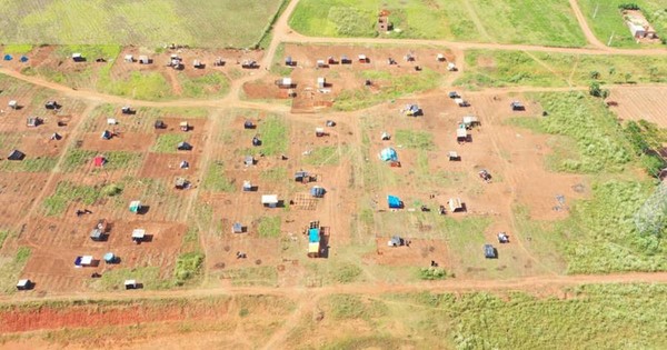 La Nación / Denuncian invasión con protección de autoridades