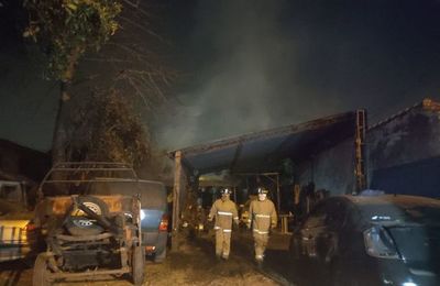 Bomberos evitan que incendio se propague hacia vehículos en un taller de Roque Alonso - Nacionales - ABC Color