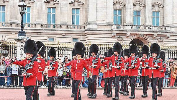 Ceremonia en Buckingham atrae a turistas
