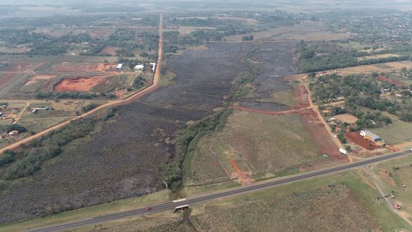 Incendio en el Parque Cerro Corá continúa sin poder controlarse