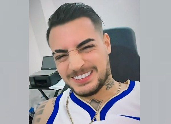 Crónica / Jean Fernandes se tatuó un pasaje bíblico en la pierna