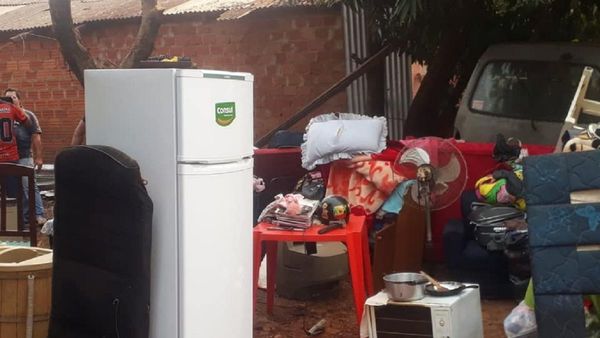 Vecinos desalojaron a pareja porque el hombre hace pipí frente a niños