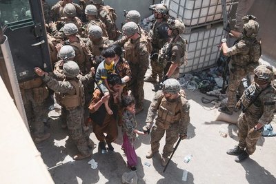 EE.UU acelera evacuación de miles de personas de Afganistán
