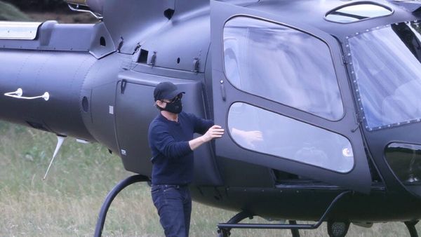Tom Cruise aterriza en helicóptero en el jardín de una familia inglesa