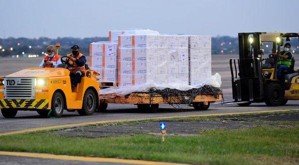 Arriban al país 140.000 dosis de vacunas AstraZeneca - Noticiero Paraguay