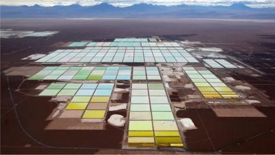 Los impactantes paisajes que las baterías de tus teléfonos están creando en Sudamérica