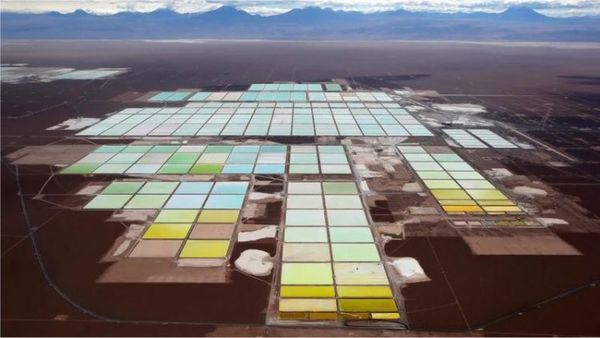Los impactantes paisajes que las baterías de tus teléfonos están creando en Sudamérica