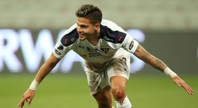 Luis Amarilla festeja su convocatoria a la Albirroja con un golazo en Ecuador