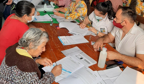 En Carayaó entregan tarjetas a nuevos beneficiarios de pensión de la tercera edad - Noticiero Paraguay