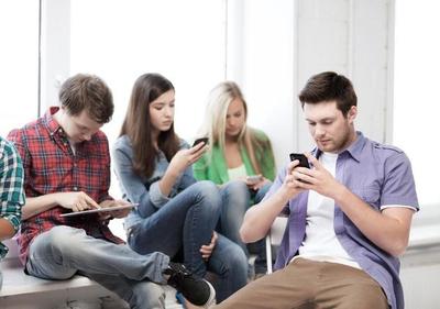 Apps de mensajería disminuyen la capacidad de conversar entre personas, según expertos