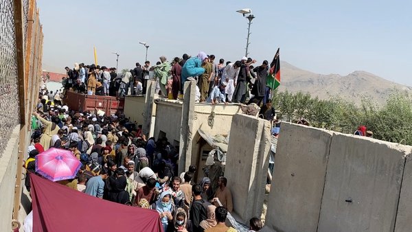 Talibanes prohíben a los afganos ir al aeropuerto de Kabul controlado por EE.UU para huir del país