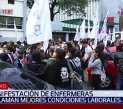 Enfermeros marchan y piden la desprecarización laboral - Paraguay.com