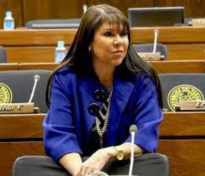 "Se abrazan para continuar con abusos", dice diputada sobre Cartes y Friedmann