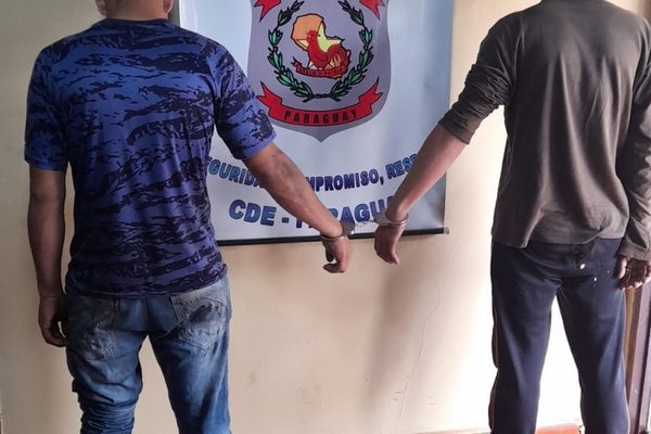 Detienen a dos delincuentes que robaron chapas y puertas a septuagenario