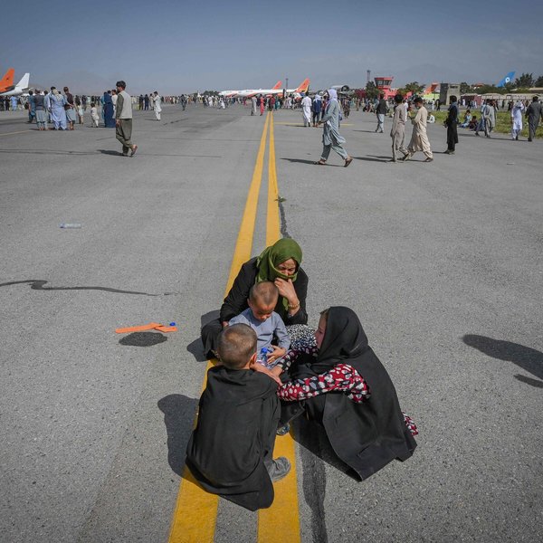 Talibanes prohíben a afganos ir al aeropuerto asegurando que no hay motivos para huir