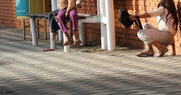 La Nación / Semáforo rojo: indígenas con niños en brazos a diario buscan “salvar el día”