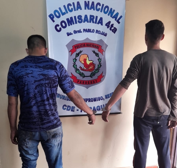 Detienen a dos hombres tras ser sorprendidos robando