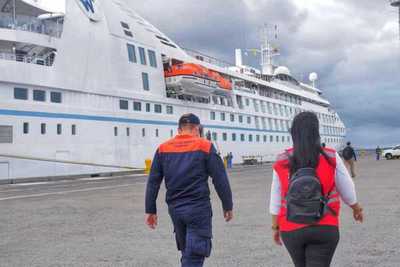 El primer crucero atraca en Cartagena de Indias tras 17 meses de pandemia
