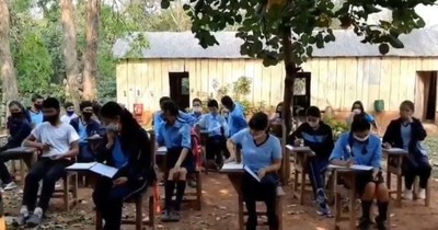 La Nación / Otra escuela en peligro de derrumbe: alumnos volvieron para dar clases bajo árboles