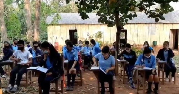 La Nación / Otra escuela en peligro de derrumbe: alumnos volvieron para dar clases bajo árboles