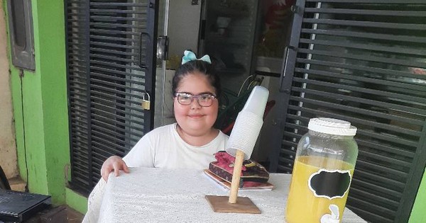 La Nación / Mini emprendedora: con G. 10 mil empezó su negocio de jugos para ayudar con los gastos de su tratamiento