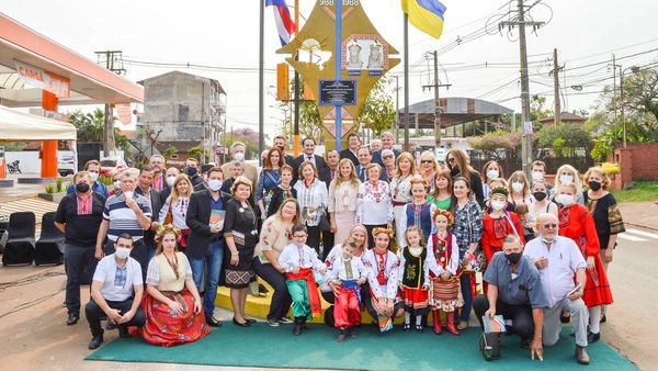 Por 30 años de independencia de Ucrania, reinauguran monolito en Encarnación