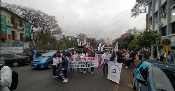 Enfermeros se movilizan para reivindicar derechos laborales