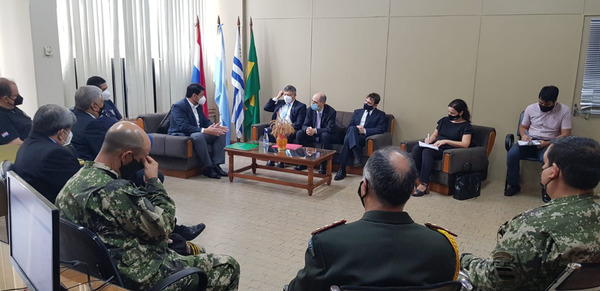 Importante reunión sobre comercio exterior y control fronterizo en Aduanas de CDE - La Clave