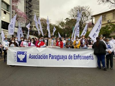 Enfermeras se manifiestan para exigir cumplimiento de acuerdos y pagos pendientes - Nacionales - ABC Color
