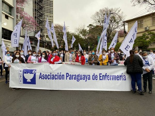 Enfermeras se manifiestan para exigir cumplimiento de acuerdos y pagos pendientes - Nacionales - ABC Color