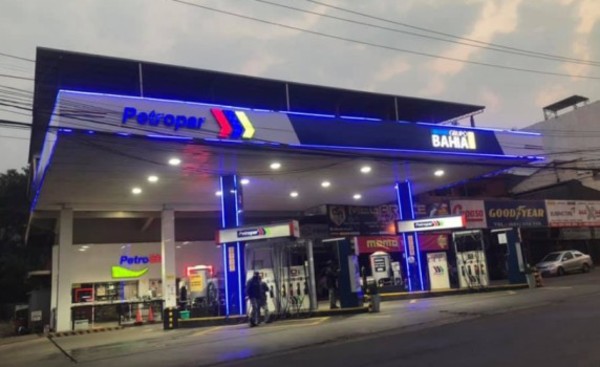 No le cargaron combustible porque es solo para “gente que trabaja”