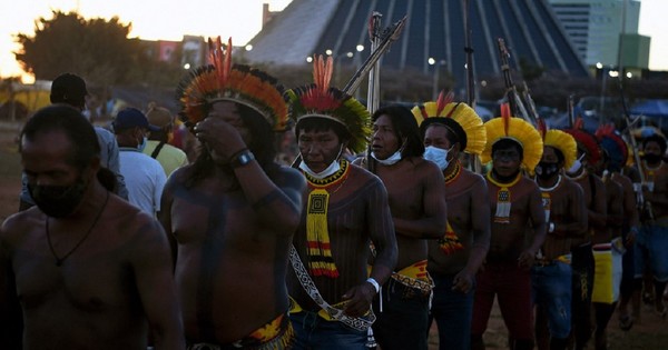 La Nación / Indígenas marchan en Brasilia ante audiencia clave de corte suprema sobre tierras