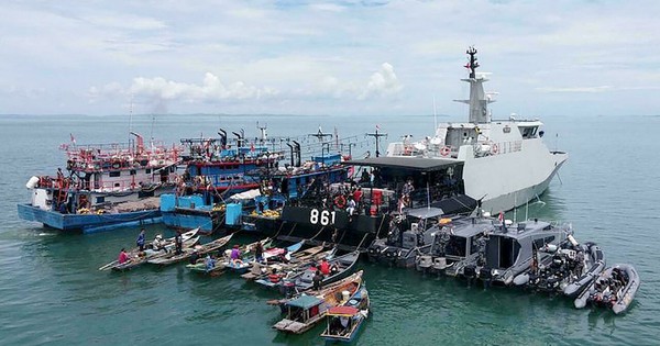 La Nación / En Indonesia vacunan a pescadores en medio del mar