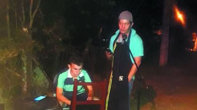 Conduce un programa radial desde su puesto de asaditos